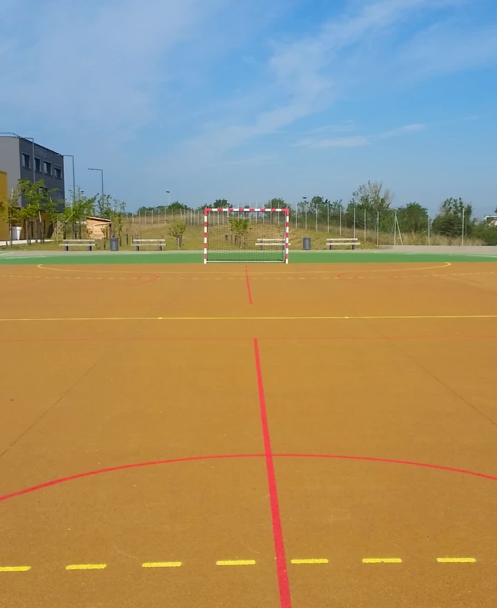 Plateau sportif extérieur en béton poreux avec marquages multicolores