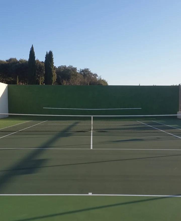 Court de tennis extérieur avec revêtement en résine acrylique verte