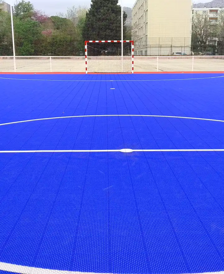 Terrain de futsal extérieur en dalles sportives bleues avec marquages blancs