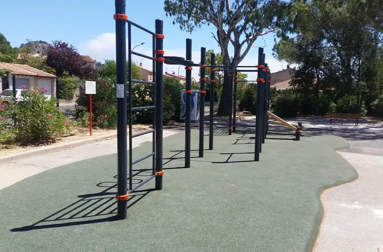 Structure de street workout installée sur sol souple extérieur