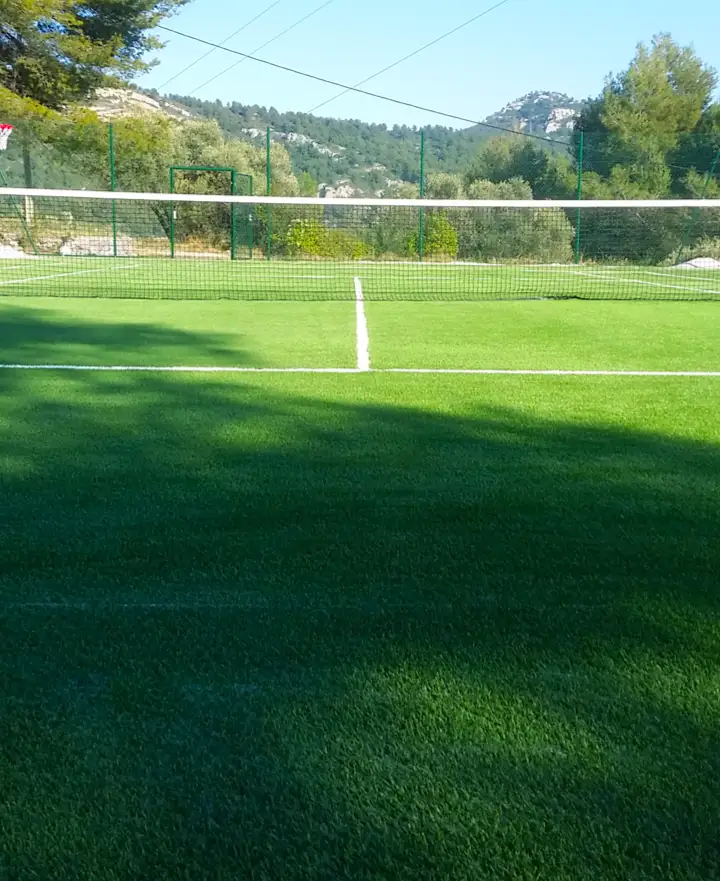 Terrain multisport en gazon synthétique avec marquage de tennis