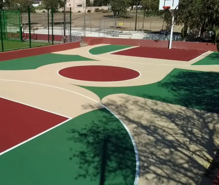 Terrain de basket extérieur rénové en peinture sportive multicolore