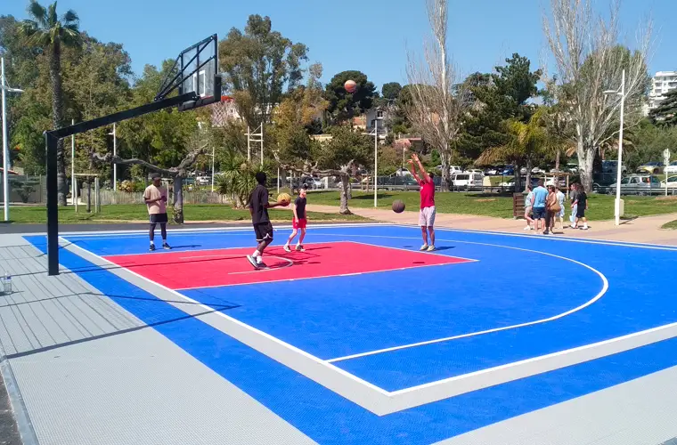 Terrain de basket 3x3 extérieur avec revêtement en dalles sportives