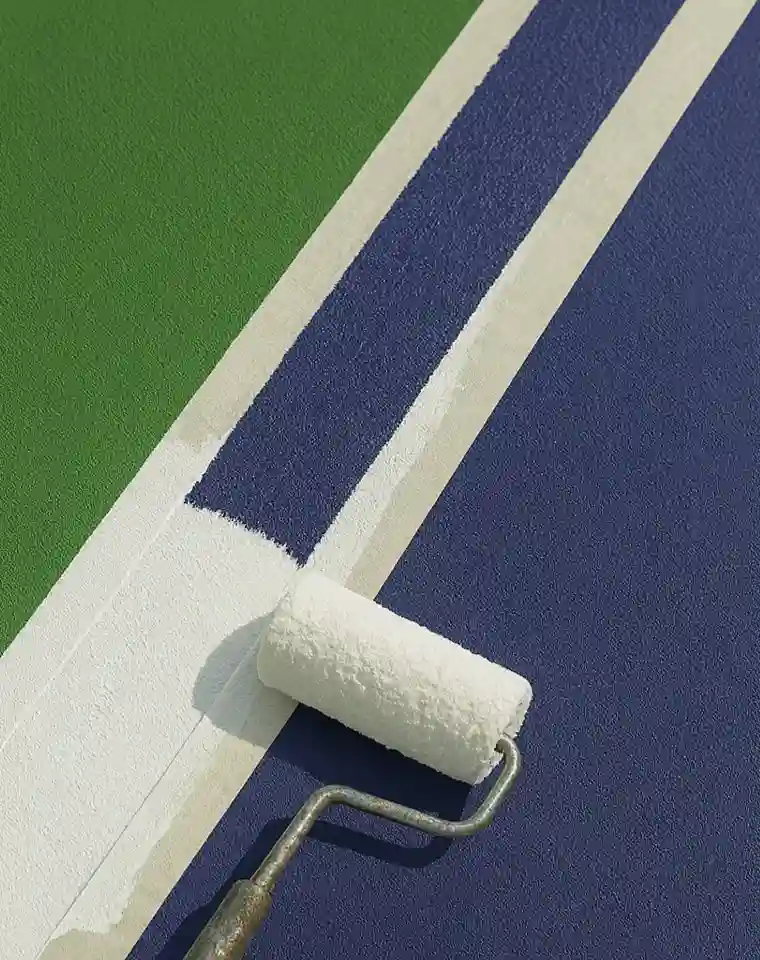 Rénovation d'une ligne de jeu blanche sur un court de tennis en résine